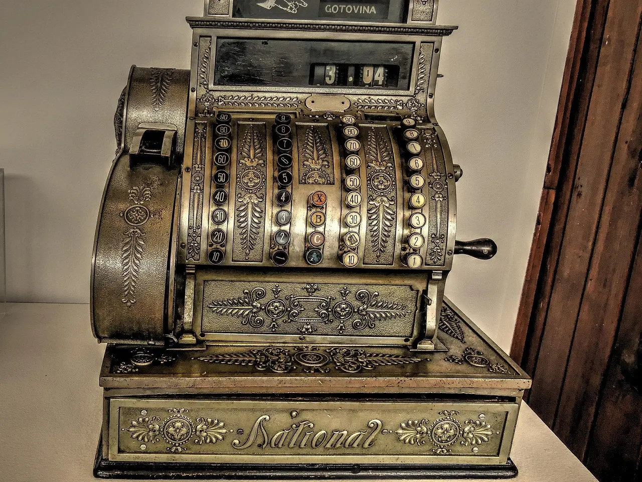 Faste udgifter under lup: Tjeklisten der kan spare dig tusinder om året